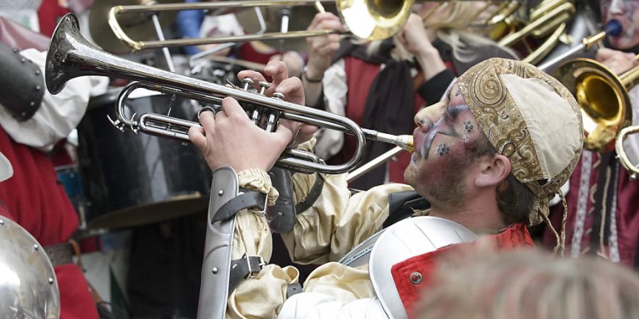 Die Churer Fasnacht lockte tausende Besucher an. Dabei wurde viel Alkohol getrunken. Dies führte zu zahlreichen Polizeieinsätzen. (Symbolbild)