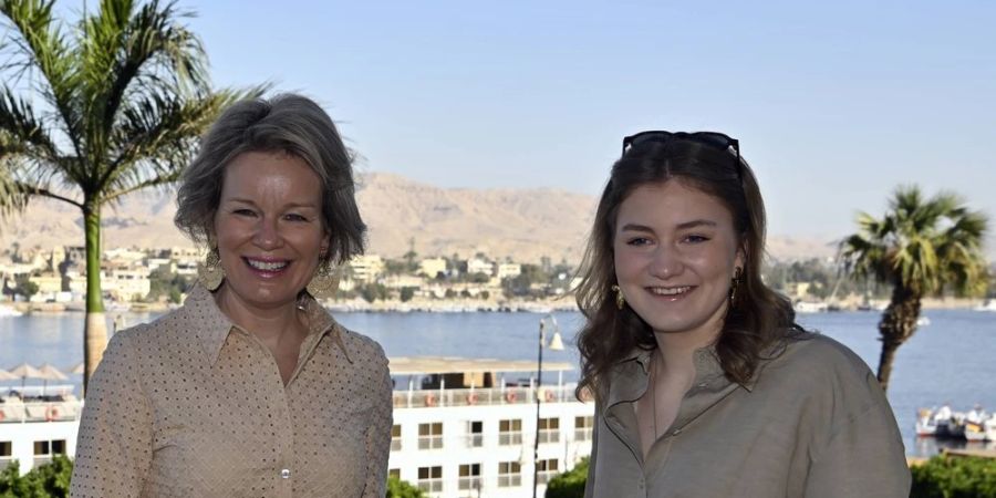 Königin Mathilde und Kronprinzessin Elisabeth strahlen im urlaubstauglichen Look in Ägypten für die Fotografen.