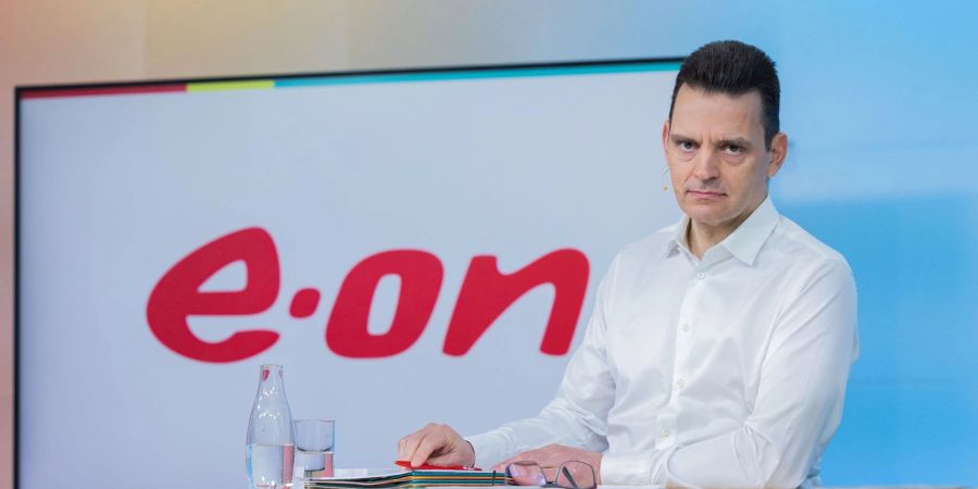 Leonhard Birnbaum, Vorstandsvorsitzender des Energiekonzerns eon, spricht bei der Bilanzpressekonferenz in Essen.