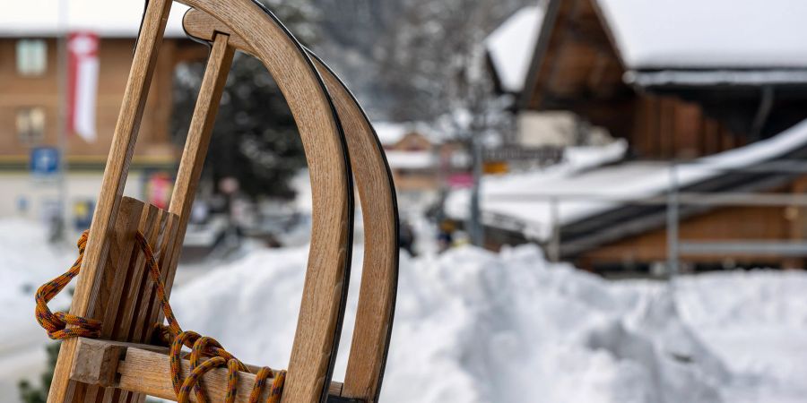 Ein Holz Schlitten im Schnee. (Symbolbild)