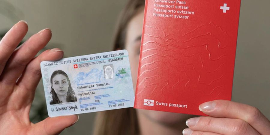 Ab dem 3. März kann die neue ID beantragt werden - im Bild ein Musterexemplar zusammen mit dem ebenfalls neu aufgelegten Pass.