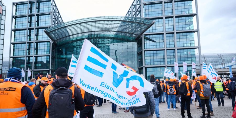 Demonstrantinnen und Demonstranten der Gewerkschaft EVG vor dem Berliner Hauptbahnhof.