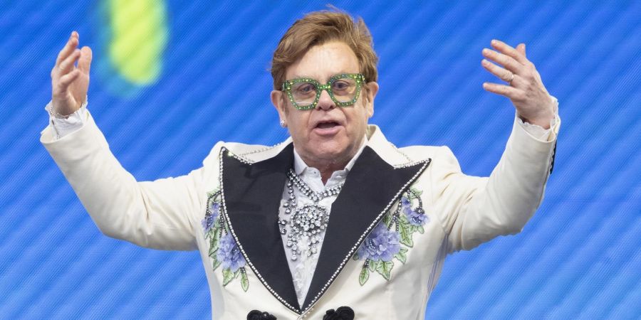 Elton John hat die Zusammenarbeit  mit Dua Lipa gelobt.