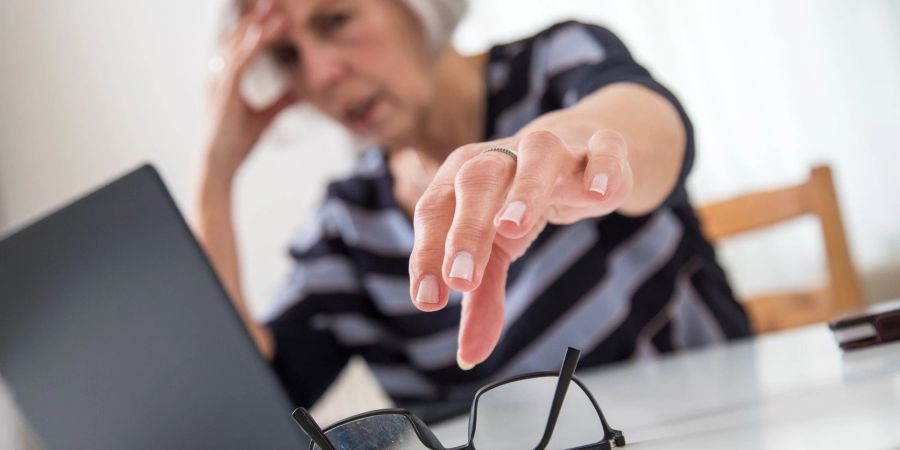 Wenn Sie täglich viel Zeit vor dem Rechner verbringen, sollten Sie über den Kauf einer Bildschirmbrille nachdenken.