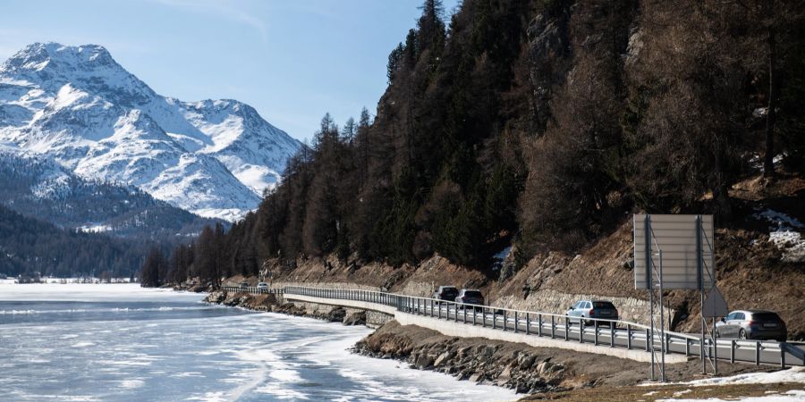 Die Via Chantunela Richtung Sils und links der zugefrorene Silvaplanersee im Engadin. - Region Maloja