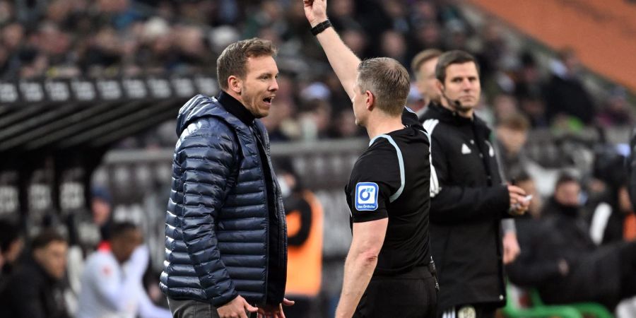 Schiedsrichter Tobias Welz zeigt Bayerns Trainer Julian Nagelsmann die gelbe Karte.