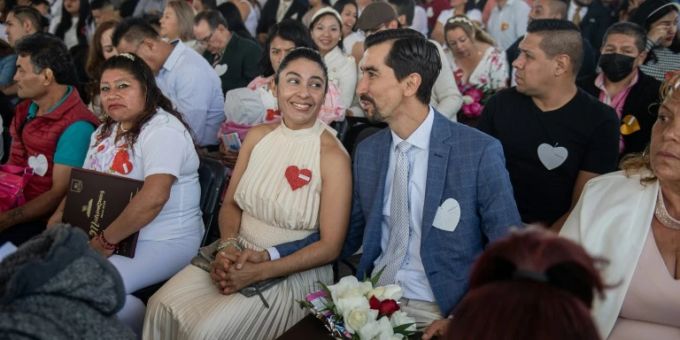 Glückliche Paare bei Massenhochzeit Glückliche Paare bei Massenhochzeit