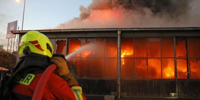 Rothenburg: Gewerbegebäude gerät in Brand