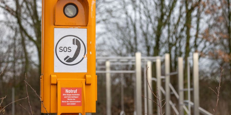 Helfer in Orange: Notrufsäulen entlang der Autobahnen können im Not- oder Pannenfall Hilfe vermitteln.