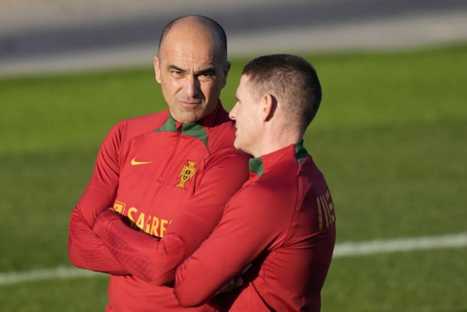 Neben seiner Chelsea-Tätigkeit ist Anthony Barry auch Assistent von Neo-Portugal-Coach Roberto Martinez. Anthony Barry