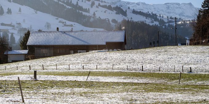 Landschaft mit Bauernhaus und Stall bei Frutigen. - Region Frutigen-Adelboden Landschaft mit Bauernhaus und Stall bei Frutigen. - Region Frutigen-Adelboden