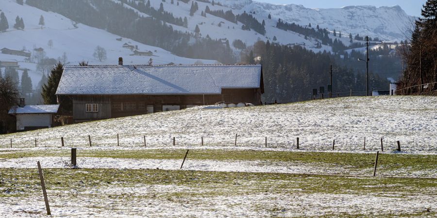 Landschaft mit Bauernhaus und Stall bei Frutigen. - Region Frutigen-Adelboden