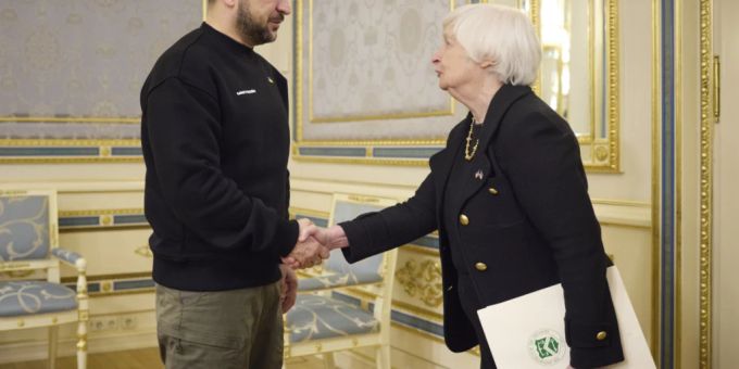 HANDOUT - Wolodymyr Selenskyj, Präsident der Ukraine, gibt Janet Yellen, Finanzministerin der USA, während ihres Treffens die Hand. Foto: -/Ukrainian Presidential Press Office/AP/dpa - ACHTUNG: Nur zur redaktionellen Verwendung und nur mit vollständiger Nennung des vorstehenden Credits HANDOUT - Wolodymyr Selenskyj, Präsident der Ukraine, gibt Janet Yellen, Finanzministerin der USA, während ihres Treffens die Hand. Foto: -/Ukrainian Presidential Press Office/AP/dpa - ACHTUNG: Nur zur redaktionellen Verwendung und nur mit vollständiger Nennung des vorstehenden Credits