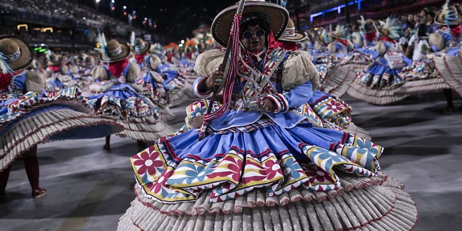 Darsteller der Sambaschule «Imperatriz Leopoldinense» nehmen an den Karnevalsfeierlichkeiten im Sambadrom teil. Foto: Bruna Prado/AP/dpa