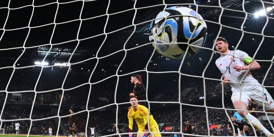 Belgiens Kevin De Bruyne (r) jubelt nach seinem Tor zum 1:3.