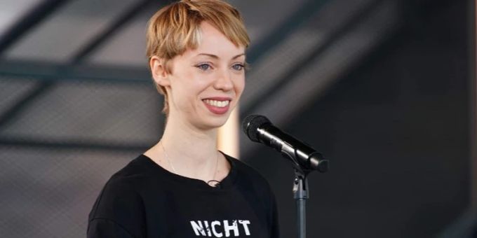 Militante Veganerin wurde bei einem Rap-Battle von Kollege Vskillz mit Salami beworfen. Militante Veganerin