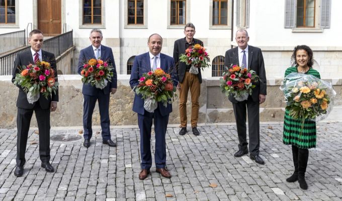 Der Aargauer Regierungsrat mit Jean-Perre Gallatti (SVP), Alex Hürzeler (SVP), Markus Dieth (Die Mitte), Dieter Egli (SP), Stephan Attiger (FDP), und Staatsschreiberin Vincenza Trivigno, von links, am 18. Oktober 2020, in Aarau. SVP Aargau Regierungsrat