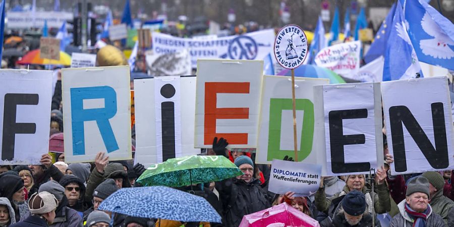 Weltweit fordern Menschen den Frieden in der Ukraine. Für den Kreml haben solche Verhandlungen im Moment aber keine Priorität. Foto: Monika Skolimowska/dpa