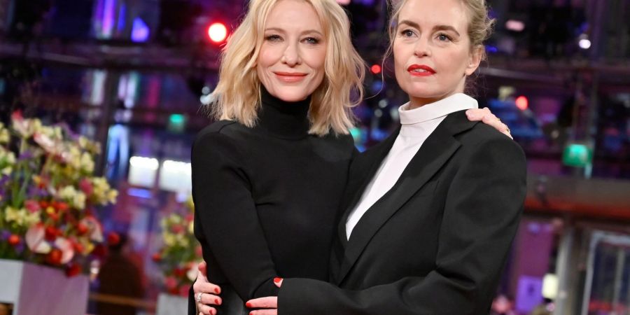 Nina Hoss (r) und Schauspiel-Kollegin Cate Blanchett auf der Berlinale.