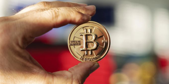 Am bekanntesten sind in der Bevölkerung die Kryptowährungen Bitcoin und Ether. (Symbolbild) Kryptowährung Bitcoin
