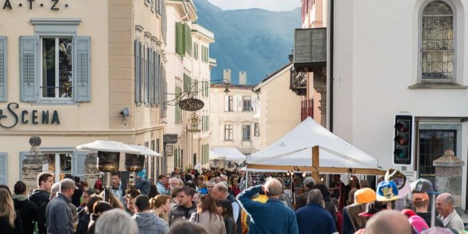 Ab Ende Juni findet in Pontresina jeweils Donnerstags der traditionelle Laret Markt statt. Laret Markt Pontresina.