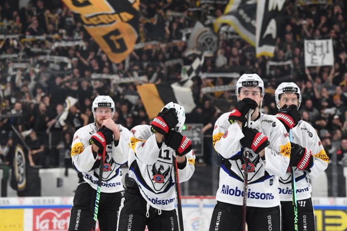 Die Spieler des HC Fribourg-Gottéron zeigen sich bedient nach dem Ausscheiden in den Pre-Playoffs der National League. (KEYSTONE/Ti-Press/Samuel Golay) gottéron christian