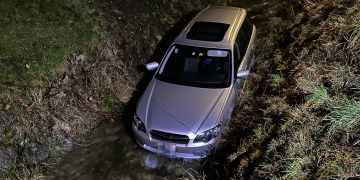 Grabs: Mit Auto im Bach gelandet
