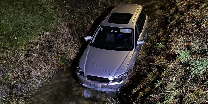 Grabs: Mit Auto im Bach gelandet Grabs: Mit Auto im Bach gelandet