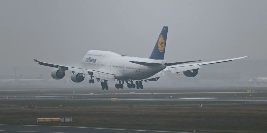 Eine Boeing 747-400 der Lufthansa landet am Nachmittag auf dem Frankfurter Flughafen.