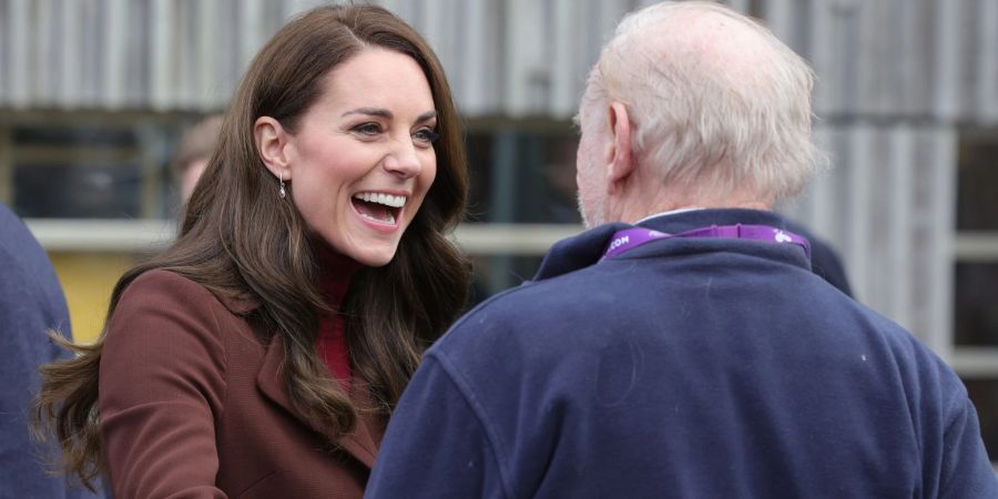 Kate, Prinzessin von Wales, freut sich nach einem Rundgang durch das National Maritime Museum Cornwall, als sie von ihrem ehemaligen Geschichtslehrer, Jim Embury, angesprochen wird.