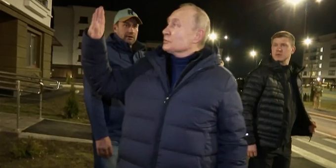 Wladimir Putin bei seinem Besuch in der zerbombten Stadt Mariupol. ukraine-krieg wladimir putin