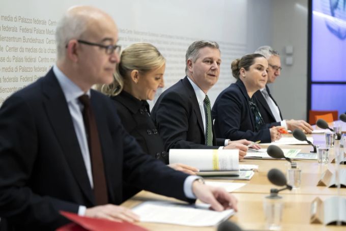 Ständerat und Präsident SVP Schweiz Marco Chiesa (TI), Mitte, spricht an der Seite von Nationalrat Gregor Rutz (ZH), Nationalrätin und Vizepräsidentin SVP Schweiz, Celine Amaudruz (GE), Nationalrätin Martina Bircher (AG), und Nationalrat Andreas Glarner (ZH), von links, an einer Medienkonferenz der SVP zur Schweizer Asylpolitik, am Dienstag, 31. Januar 2023, in Bern. MK SVP Migrationspolitik