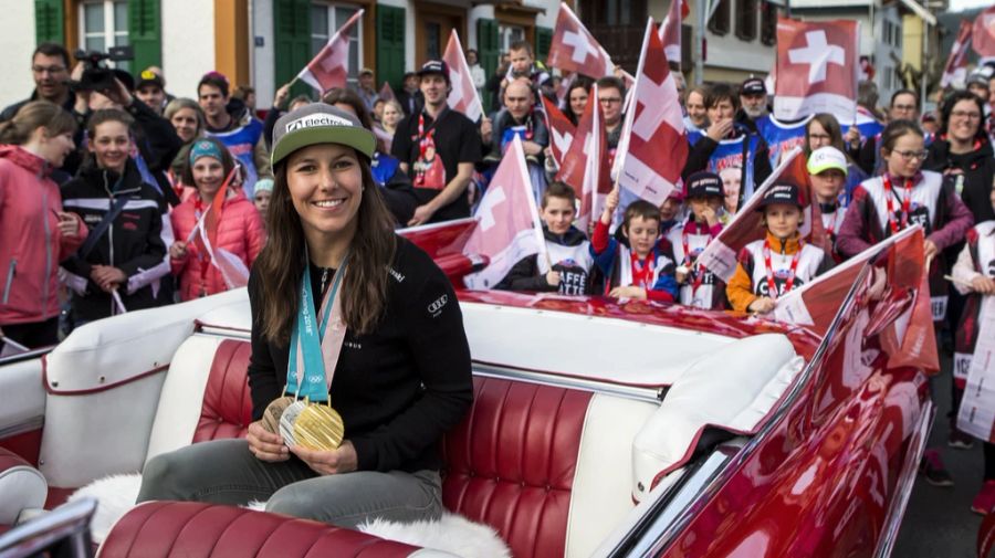 Wendy Holdener wird im April 2018 in Unteriberg von Fans und Freunden empfangen.