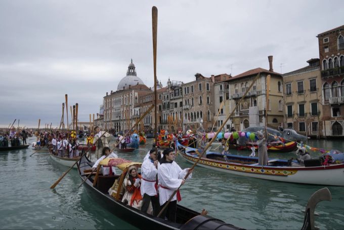 Mehrere Boote nehmen an einer Parade am Karneval in Venedig teil. Karneval Venedig