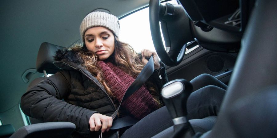 Zunächst wärmer - aber nicht ungefährlich: Trägt man dicke Klamotten, kann der Gurt im Auto nicht optimal schützen.
