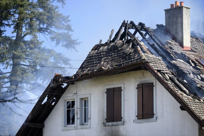 Rauch entweicht aus einer Villa, in der nach einem Brand Leichen gefunden wurden, in Yverdon-les-Bains. Yverdon