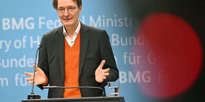 «Ich bin überzeugt: Am Ende wird die Vernunft siegen», sagt Bundesgesundheitsminister Karl Lauterbach (SPD) zur geplanten Krankenhausreform. «Ich bin überzeugt: Am Ende wird die Vernunft siegen», sagt Bundesgesundheitsminister Karl Lauterbach (SPD) zur geplanten Krankenhausreform.