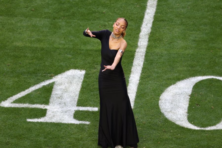 Die schwerhörige Studentin Justina Miles beim Super Bowl.