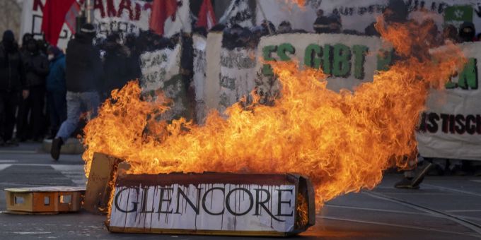 Vermummte Teilnehmer einer unbewilligten Klimadenonstration in Basel, am Samstag, 11. Februar 2023. basler innenstadt