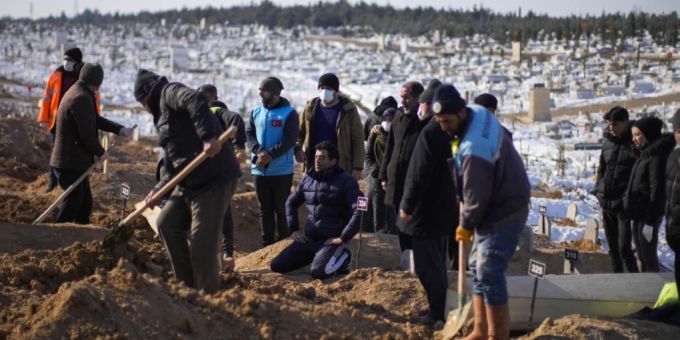 Angehörige beten auf dem Sehir-Friedhof im türkischen Malatya um Menschen, die bei den Beben ums Leben gekommen sind. Erdbeben