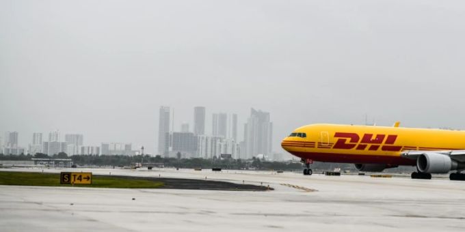 Nach dem Absturz eines DHL-Frachtflugzeugs beteiligen sich auch deutsche Ermittler an der Suche nach der Unfallursache. (Symbolbild) DHL-Frachtflugzeug