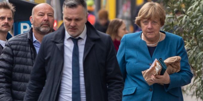 Operation Gipfeli - Merkel wird beim Bäcker von Bodyguards bewacht