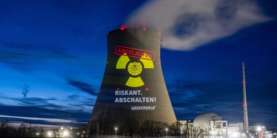 Eine Aktion von Greenpeace am Atomkraftwerk Isar 2 in Bayern.