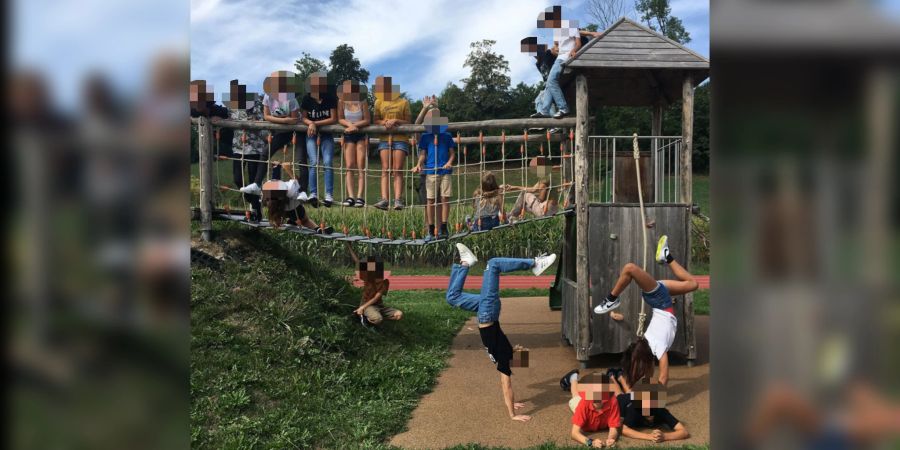 Auf einigen Klassenfotos einer Berner Schule drehen die Kids der Kamera den Rücken zu oder verdecken ihr Gesicht anderweitig.