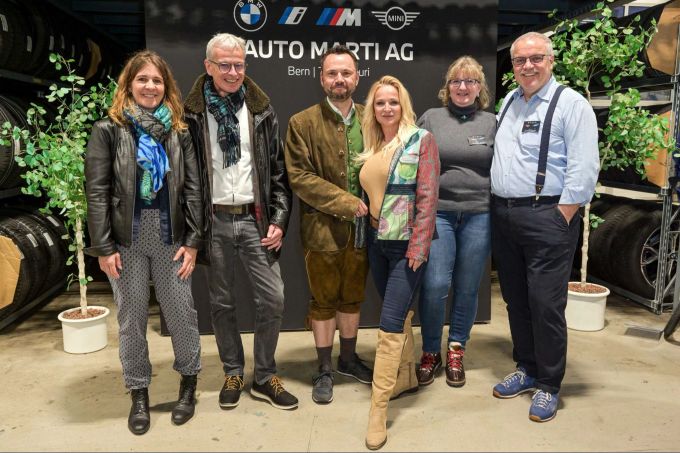 Die Geschäftsleiter der Auto Marti AG mit ihren Partnerinnen.