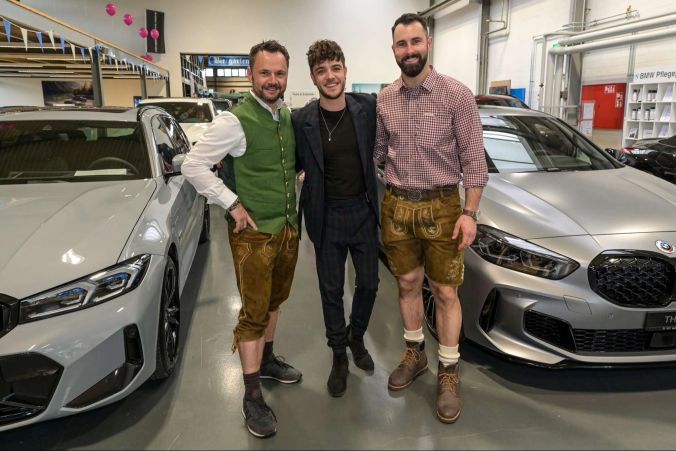Alfred Mittendorfer (CEO Auto Marti), Luca Hänni und Matthias Kappeler (Leiter Kundenbetreuung).