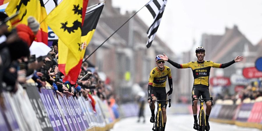 Christophe Laporte (r) siegte bei Gent-Wevelgem vor seinem Teamkollegen Wout van Aert.