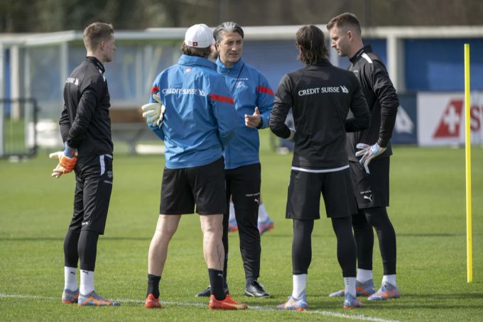 Yann Sommer und seine Goalie-Kollegen besprechen sich beim Training in Basel mit Nati-Coach Murat Yakin. Yann Sommer