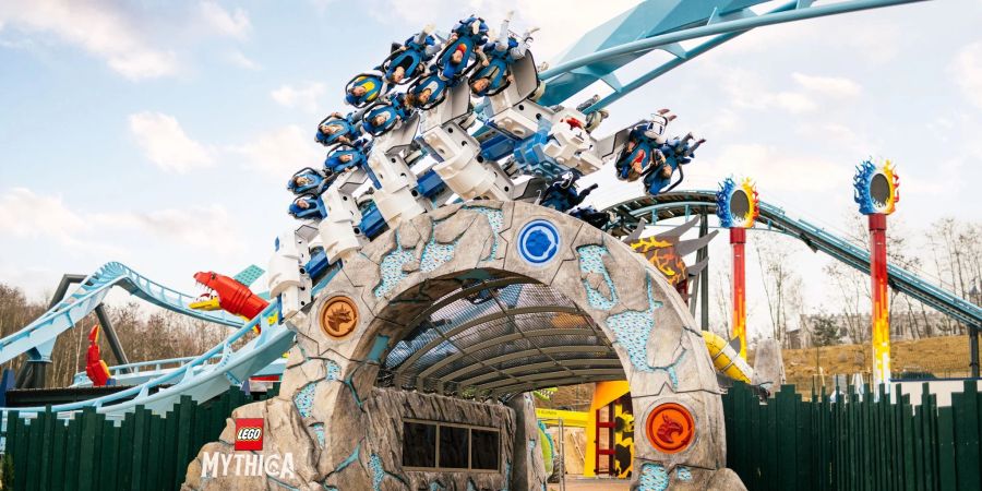 Im Legoland bei Günzburg eröffnet zum Saisonstart die neue Themenwelt Lego Mythica samt Achterbahn mit Korkenzieher-Element.