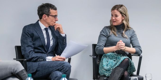 Nau.ch-Chefredaktorin Angelika Meier, hier bei einem Podiumsgespräch (mit Moderator Peter Hossli). Angelika Meier